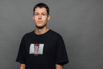 Haute Couture für die Oma: 22-jähriger Plauener veröffentlicht eigene Modekollektion als Geschenk - Nic Möckel hat sich in der Kunstwelt schon einen Namen gemacht.
