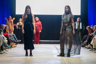 Haute Couture in Chemnitz: Was inspiriert eine Modedesign-Studentin aus Schneeberg? - Generalprobe für „Fashion Tex“ am Donnerstag: Cindy Hartwich (links) neben dem Modell, das ihr Design trägt.