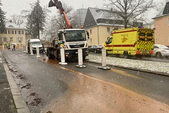 Havarie in Chemnitz: Leitungsschaden an Zufahrt zum Klinikum - In der Nähe des Klinikums Chemnitz liefen seit Donnerstagmorgen Arbeiten zur Reparatur eines Schadens im Trinkwassernetz.