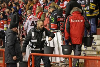 Havarie in der Heimspielstätte der Eispiraten Crimmitschau: Wasserwerke nennen Grund für Probleme am Derby-Dienstag - Im zweiten Drittel schleppen Mitarbeiter die Wassereimer durch das Kunsteisstadion im Sahnpark.