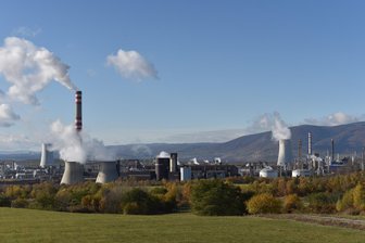 Havarie in tschechischer Raffinerie: Was bedeutet das für das Erzgebirge? - Bewohner grenznaher Gemeinden müssen laut Landratsamt mit Geruchsbelästigungen rechnen. Das Chemiewerk Unipetrol bei Litvinov war in der Vergangenheit oft Ursache für Geruchsbelastungen im Raum Olbernhau. Jetzt gibt es Informationen über eine Havarie.