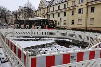 Havarien in Zwickau und Werdau: Drohen bei Frost mehr Rohrbrüche? - Wegen einer Unterspülung ist die Karl-Keil-Strasse in Zwickau Marienthal halbseitig gesperrt. Noch läuft die Suche nach der Ursache, aber dass Frost eine Wasserleitung zerlegt hat, ist eher unwahrscheinlich: Die Havarie wurde bereits vor der aktuellen Frostperiode entdeckt.