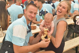 Haxe, Bier und Party: Die schönsten Bilder vom Freiberger Oktoberfest - Wes Dreamer von den Titanics Basketballern mit Ehefrau Ellie und Baby Remi (USA) genossen den Vereinsfrühschoppen beim Oktoberfest an der Halsbrücker Straße in Freiberg.
