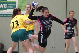 HC beißt sich die Zähne aus - Auch wenn es in dieser Szene mit Julia Ehrentraut (am Ball) sicher anders war: Trainer Björn Fröhlich ist sich sicher, dass sich Glauchau/Meerane am Sonntag selbst ein Bein gestellt hat.
