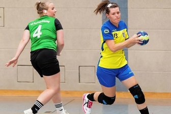 HC-Damen bleiben souverän - Raschau-Beierfelds Florin Christin Gebhardt (l.) muss hier Annabergs Alina Burkhardt den Vortritt lassen. Mit 32:25 gewann der HCAB.