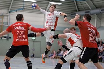 HC Einheit kommt nicht in den Flow - Petr Jahn (am Ball) war mit neun Toren am Samstag der beste Werfer des HC Einheit Plauen. Für zwei Punkte reichte es aber nicht.