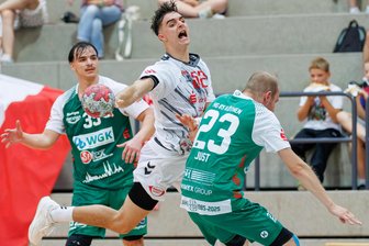 HC Einheit Plauen: 35 Sekunden vor Schluss einen Zähler in der Tasche und doch noch verloren - Das tat weh: Der HC Einheit Plauen (hier Joel Stegner/Mitte) gab beim Spitzenreiter HC Elbflorenz II einen Punktgewinn aus der Hand.
