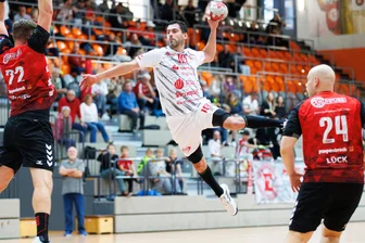 HC Einheit Plauen kommt in der Handball-Regionalliga nicht in Tritt - Auch die sieben Treffer von Petr Linhart (am Ball) verhalfen dem HCE gegen Staßfurt nicht zu Zählbarem.