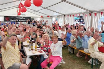 HC Einheit Plauen: So emotional war die Feier zum Jubiläum „100 Jahre Handball“ - Weil Ursula Seifert aus gesundheitlichen Gründen beim 100. Geburtstag der Handballabteilung nicht dabeisein konnte, wurde für die ehemalige Zweitligaspielerin dieses Erinnerungsfoto gemacht.