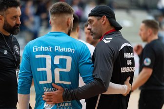 HC Einheit Plauen verliert gegen SG Pirna/Heidenau: „Müssen dringend Punkte einfahren“ - Vor dem Anpfiff der zweiten Halbzeit gab es aufbauende Worte für den jungen Torwart: Mario Schuldes (Trainer HC Einheit Plauen, rechts) im Gespräch mit Matèj Brychlec.
