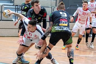 HC Einheit will zu Hause nachlegen - Mit Zug zum Tor: Florian Wokan (am Ball) tankt sich hier gegen gleich zwei Kontrahenten durch. Nach dem 34:30-Erfolg gegen Apolda gibt es am Samstag gleich das nächste Heimspiel für den HC Einheit Plauen.