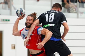 HC-Generalprobe stimmt Trainer zufrieden - HC-Spieler Christian Staude stellte am Kreis einmal mehr seinen Kampfgeist unter Beweis. 