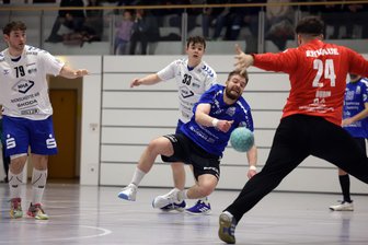HC Glauchau/Meerane: Ein Heimspiel mit zwei Punkten und sicher noch viel mehr blauen Flecken - Es geht nur mit Kampf und Einsatz: Hagen Ludwig (blaues Trikot) trug sich gegen den EHV Aue II sechsmal in die Torschützenliste ein.