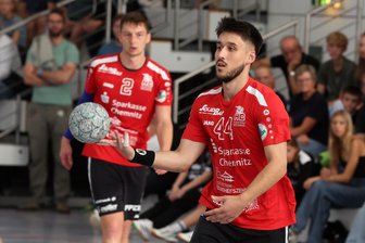 HC Glauchau/Meerane: „Für mich persönlich war der Start sehr schön“ – Neuzugang Jonas Schürer im Interview - Jonas Schürer (am Ball) gefällt es beim HC Glauchau/Meerane. Er genießt die Atmosphäre bei Heimspielen – und hofft gegen seinen Ex-Verein HC Burgenland auf eine volle Halle.
