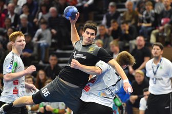HC Glauchau/Meerane geht mit drei Neuzugängen in den Testspielkracher gegen den EHV Aue - Nico Cornelius (Mitte) hat für den HC Elbflorenz in der 2. Bundesliga gespielt. Das Foto zeigt ihn in der Saison 2019/20 gegen den TV Emstetten. Ab sofort trägt er das Trikot des HC Glauchau/Meerane.