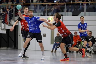 HC Glauchau/Meerane gewinnt Heimspiel gegen Staßfurt: Warum es nach einer starken Leistung in der ersten Hälfte noch eine Zitterpartie war - Hagen Ludwig (am Ball) erzielte für den HC am Samstag gegen Staßfurt fünf Treffer und war dabei auch in Unterzahl erfolgreich.
