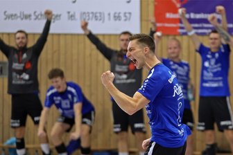 HC Glauchau/Meerane gewinnt Heimspiel: Neuzugang Jannes Kreutz und sein besonderer Torjubel mit dem Zeigefinger an der Stirn - Riesiger Jubel: Sebastian Poppitz und Co. freuen sich über den Sieg gegen Aschersleben.