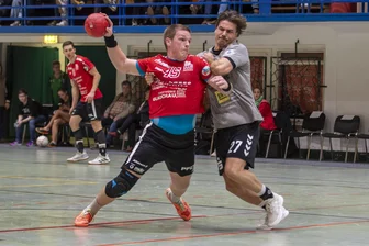 HC Glauchau/Meerane: Handball-Team verspielt in Halle zweimal einen komfortablen Vorsprung - Oleh Ivanchenko (am Ball) und seine Teamkollegen konnten in Halle nicht punkten.