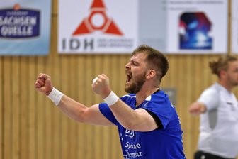 HC Glauchau/Meerane: Hausaufgabe gegen Apolda erfüllt – Entscheidung im Abstiegskampf vertagt - Hagen Ludwig hat viel einstecken müssen. Zwei Attacken gegen den Rückraumspieler wurden mit roten Karten bestraft.