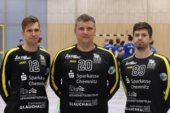 HC Glauchau/Meerane: Keeper Ludek Kylisek jubelt über 40-Meter-Tor - HC-Torhüter Ludek Kylisek (Mitte) hat einen Treffer erzielt. In der Schlussphase kamen auch Thomas Poschbeck (links) und Pascal-Maxim Naumann (rechts) zu Kurzeinsätzen. 