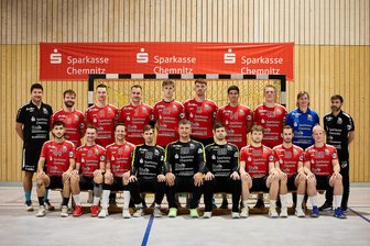 HC Glauchau/Meerane legt wieder los: Bleibt den Fans eine Zitter-Saison erspart? - Mit dem Team geht der HC Glauchau/Meerane in die neue Saison. Hintere Reihe (von links): Trainer David Kylisek, Hagen Ludwig, Sebastian Poppitz, Lukas Rülke, Jannes Kreutz, Tim Esche, Nico Cornelius, Oleh Ivanchenko, Physiotherapeutin Katerina Nedomlelova, Co-Trainer Oliver Pflug. Vordere Reihe (von links): Jonas Schürer, Christian Döhler, Franz Schmidt, Thomas Poschbeck, Ludek Kylisek, Pascal-Maxim Naumann, Theo Cal, Tim Drechsel, Chris Held.