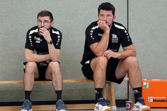 HC Glauchau/Meerane: Mit vollem Kader zum ersten Auswärtsspiel - Trainer David Kylisek (rechts) und Co-Trainer Oliver Pflug erwarten eine schwere Aufgabe in Aue.