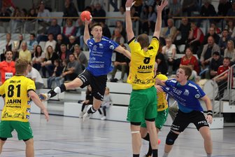 HC Glauchau/Meerane ohne Mut, Tempo und Ideen: Team präsentiert sich im Heimspiel wie ein Abstiegskandidat - Sebastian Poppitz (am Ball) hat erst in der Schlussphase die Lücken in der gegnerischen Abwehr gefunden.