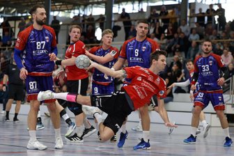 HC Glauchau/Meerane: Oldie Franz Schmidt über Verschnaufpausen, Führungsspieler und Überraschungen - Franz Schmidt (am Ball) und der HC Glauchau/Meerane treffen auf den Drittliga-Absteiger aus Bernburg.
