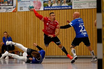 HC Glauchau/Meerane rutscht in der Handball-Oberliga weiter ab: "Wir haben uns selbst geschlagen" - Vaclav Klimt (am Ball) und seine Teamkollegen vom HC Glauchau/Meerane ließen bereits im Heimspiel gegen Delitzsch viele Chancen aus. Dasselbe passierte nun in Hermsdorf.