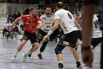 HC Glauchau/Meerane schwächt sich gegen Spitzenreiter selbst - Wie hier Hagen Ludwig (rotes Trikot) kämpften die Handballer des HC Glauchau/Meerane am Samstag gegen Spitzenreiter SV Plauen-Oberlosa, so lange die Kräfte reichten.