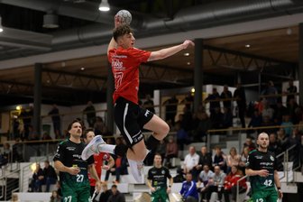 HC Glauchau/Meerane sorgt mit Torrekord gegen USV Halle für Feierlaune im letzten Heimspiel des Jahres - Jannes Kreutz (in Aktion) trug sich sechsmal gegen Halle als Torschütze ein und war damit zusammen mit Tim Drechsel und Nico Cornelius bester HC-Werfer.