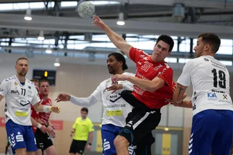 HC Glauchau/Meerane startet gegen Drittligist Aue in den Spielmodus: Neuzugang übernimmt tragende Rolle - Neuzugang Nico Cornelius vom HC Glauchau/Meerane setzt sich gegen die Auer Abwehr durch.
