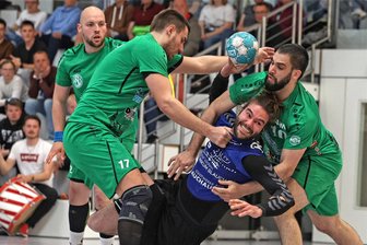 HC Glauchau/Meerane: „Teilzeitkraft“ trägt in der Mitteldeutschen Handball-Oberliga zur Heimstärke bei - Hatte seine Karriere eigentlich mit Saisonschluss 2022/23 beendet: Kreisläufer Christian Staude (am Ball) vom HC Glauchau/Meerane.