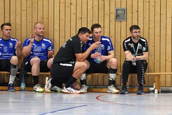 HC Glauchau/Meerane und der Abstiegskampf in der Handball-Regionalliga: Was zum Klassenerhalt reicht und wann ein Absturz droht - Trainer Ludek Kylisek (Mitte) und Co-Trainer Oliver Pflug (rechts) bereiten das Team des HC Glauchau/Meerane auf die Partie in Oebisfelde vor.