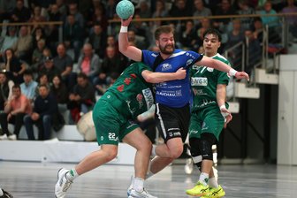HC Glauchau/Meerane und eine besondere Aufgabe: Druck in Willensstärke umwandeln - Hagen Ludwig (am Ball) und seine Mitspieler vom HC Glauchau/Meerane wollen gegen Halleauch mit Willensstärke überzeugen.