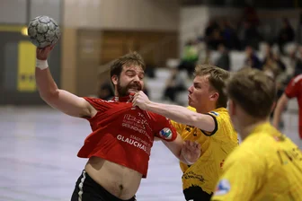 HC Glauchau/Meerane verliert verdient gegen Bernburg: Referees ziehen sich den Unmut der Fans zu - Auch die Gäste aus Bernburg haben in der Abwehr oft zugepackt - wie hier gegen Hagen Ludwig. Sie erhielten aber nur eine Zeitstrafe.