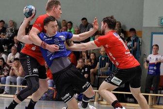 HC Glauchau/Meerane vor dem ersten Heimspiel: Wer in der Abwehr neuerdings die Kommandos geben muss - Sebastian Poppitz (am Ball) gehört zu den besten Offensivspielern des HC Glauchau/Meerane. Nun soll er die Kommandos geben, damit seine Teamkollegen die Gegner ähnlich in die Mangel nehmen, wie es Staßfurt in der vergangenen Saison mit ihm machte.