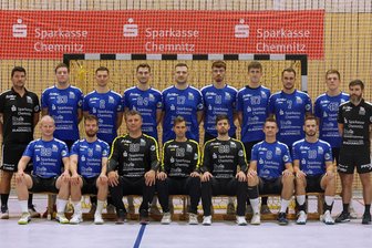 HC Glauchau/Meerane: Wann das Rückraum-Trio mit der Pferdelunge eine Verschnaufpause bekommt - Mit dem Team absolviert der HC Glauchau/Meerane die Saison 2024/25: Sebastian Poppitz (hinten/3. von links), Tim Esche (hinten/5. von rechts) und Hagen Ludwig (vorn/2. von links) erhalten viel Spielzeit im Rückraum.
