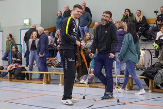 HC Glauchau/Meerane: Warum Co-Trainer Oliver Pflug seit vier Wochen auf Krücken unterwegs ist - Co-Trainer Oliver Pflug, der mit Krücken unterwegs ist, plaudert mit Torhüter Pascal-Maxim Naumann.