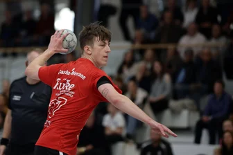 HC Glauchau/Meerane: Warum der Last-Second-Gegentreffer bei der 30:31-Niederlage in Wittenberg nicht unbedingt der entscheidende war - Jannes Kreutz – hier im Heimspiel gegen den HC Burgenland am Ball – erzielte am Sonntag in Wittenberg elf Treffer für den HC Glauchau/Meerane.