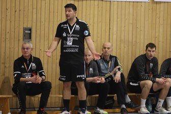 HC Glauchau/Meerane: Warum es nach einer guten Leistung in Pirna nicht zu Punkten gereicht hat - Teammanager Jens Rülke (links bei einem Heimspiel neben Trainer David Kylisek) hat in Pirna ein gutes Auswärtsspiel der HC-Mannschaft gesehen.