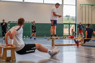 HC Pleißental geht selbstbewusst in die Premierensaison - Die Sporthalle Langenhessen ist die Heimat des neu gegründeten HC Pleißental. Neben Handball steht in der Vorbereitung viel Athletiktraining auf dem Programm für die Spieler um Trainer Mario Möckel (auf der Bank). 