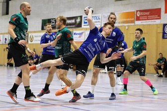 HC sorgt von vielen Positionen für Gefahr - Der HC Glauchau/Meerane mit Tim Esche (am Ball) hat in der Sachsenlandhalle nichts anbrennen lassen und Apolda bezwungen.