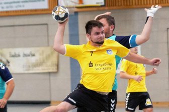 HCAB: Gelungener Auftakt unter schlechten Vorzeichen - Max Lötzsch (hier in einem früheren Bezirksklasse-Spiel am Ball) zeigte sich für den HC Annaberg-Buchholz am Samstag in Flöha am treffsichersten. Neun Tore steuerte der Spieler mit der Nummer 7 bei. 