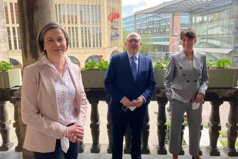 Headhunter sollen Kulturhauptstadt-Chef für Chemnitz finden - OB Schulze mit der stellvertetenden Vorsitzenden des Aufsichtsrats Micaela Schönherr (rechts) und Almut Patt, Vertreterin des Stadtrats im Aufsichtsrat.