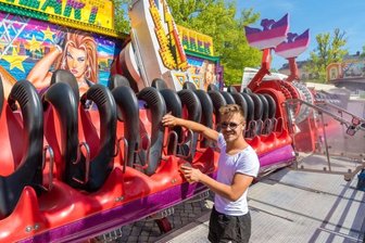 Heartbreaker erstmals bei Marienberger Marktfest dabei - Philipp Wiemer aus Freital mit seinem "Heartbreaker" genannten Familienfahrgeschäft.