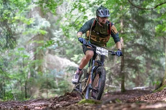 Heavy 24: Auf dem Sattel durch den Wald und die Nacht - Benjamin Stolpe war mit dem Viererteam „Die nach dem Weg fragen“ beim Heavy 24 dabei und fand sich trotz des Teamnamens sogar im Wald und über Stock und Stein zurecht.