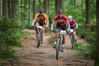 Heavy 24: Mountainbiker sind zurück am Stausee - Es ging über Wurzeln und Steine, bergauf und bergab: Besonders die Einzelstarter, hier im Bild Kai Edel, der am Ende den 3. Platz holte, hatten 24 Stunden lang richtig zu leiden.