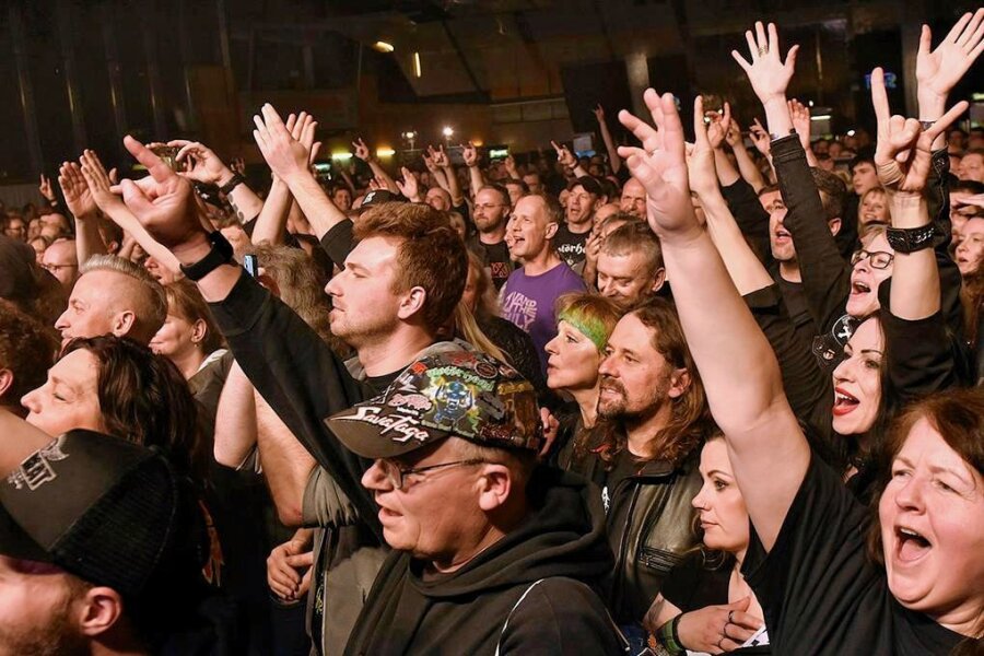 Heavy-Metal-Band Saxon in Markneukirchen: Ein Fest für Fans der harten Töne - Volles Haus in der Musikhalle: Dass die Veranstalter wieder mehr auf Heavy Metal setzen, sorgt für Zuspruch aus der gesamten Region.