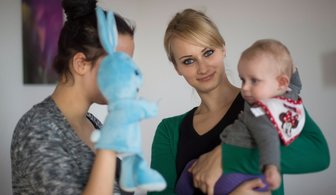 Hebamme in Familie -  Regelmäßiger Kontakt mit der jungen Mutti und ihrem Kind - für Familienhebamme Theresa Milling (M.) aus Pirna sind das wichtige Schritte, um die Familie an den neuen Rhythmus mit dem Nachwuchs zu gewöhnen. Foto: Robert Michael 